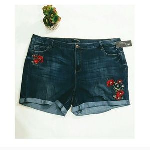 NWT 24W embroidered mid rise denim shorts